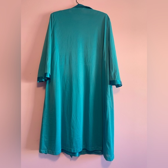 Vintage Vanity Fair Nightgown and robe set in a beautiful teal blue colour - Picture 3 of 16